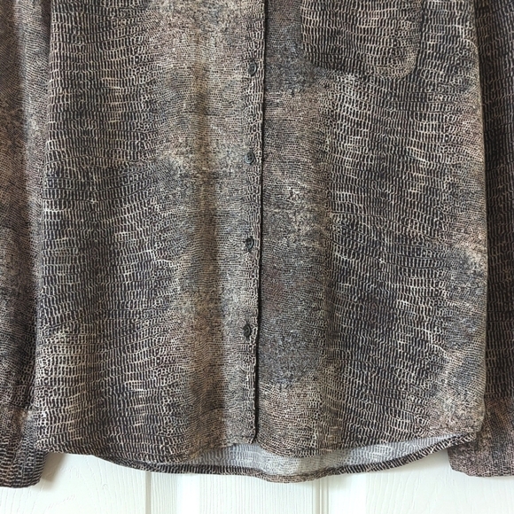 Soft Joie Dane Snakeskin Printed Long Roll Tab Sleeve V-neck Button Down Shirt S - Picture 9 of 14